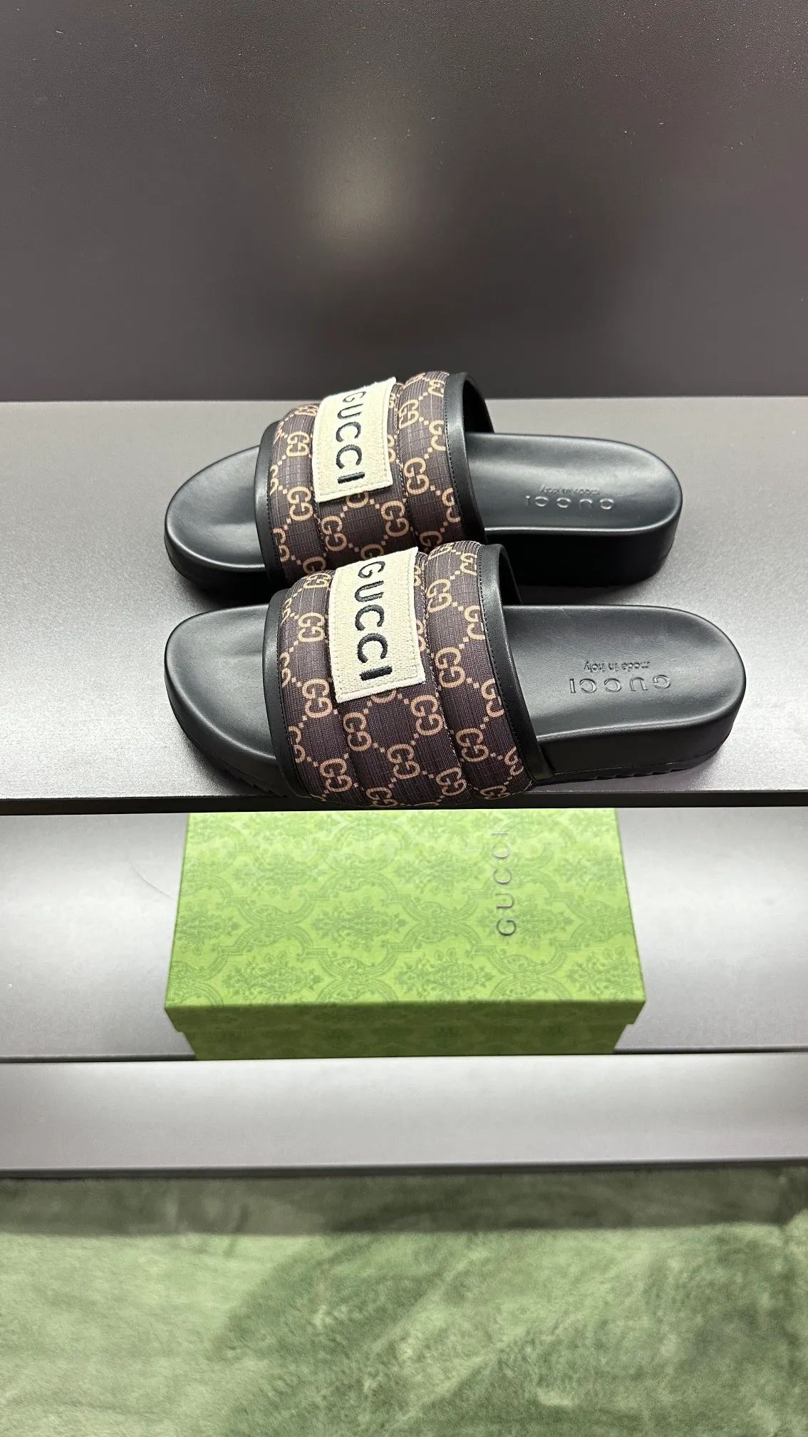 [G Family Couple Style] P: 300💰Female size 36~40 Men's size 39~45, (46. Custom-made Unisex GG slippers This slipper is made of GG polyester fiber and is decorated with a Gucci label on the front, adding a striking logo feel to the style. Beige GG recycled polyester fiber Unisex leather trim "Gucci Made in Italy" embroidered label Rubber sole Flat Made in Italy